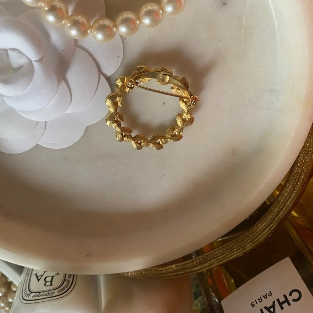 Vintage seed Pearl gold tone pin brooch